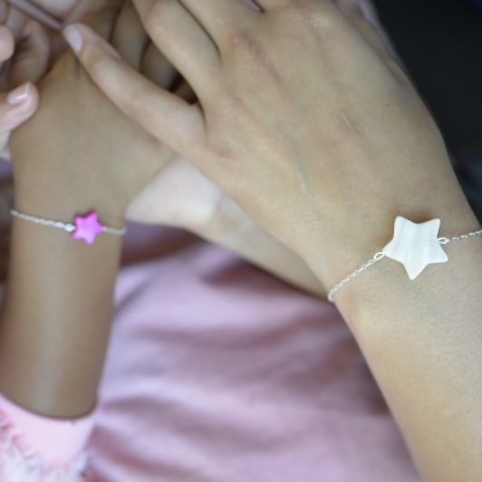 Bracelet etoile blanche nacre pour maman et bébé