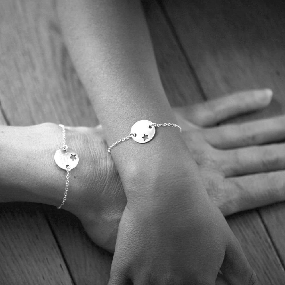 duo de bracelets maman et bebe : maman poule et petit poussin, idée cadeau de naissance