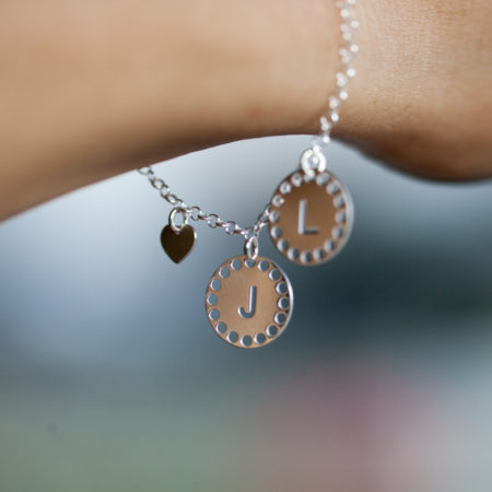 Bracelet MAMAN – Médailles initiales – ARGENT 925 – J L Bracelet MAMAN – Médailles initiales – ARGENT 925 – J L