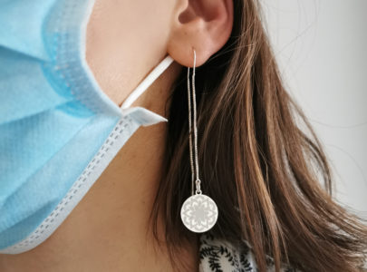 Quelles paires de boucles d’oreilles porter avec un masque ?
