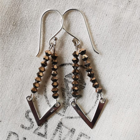 Jour 3 : les boucles d’oreilles aux perles de cristal marrons en losange