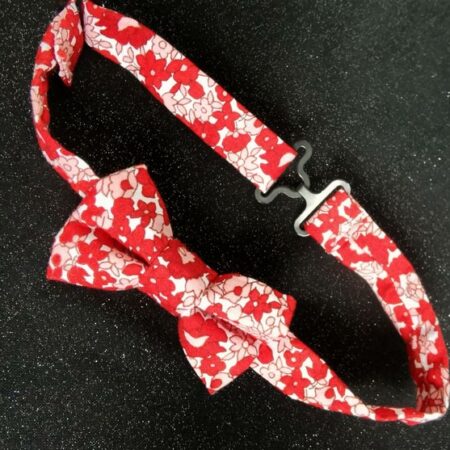Nœud papillon bébé – liberty fleurs rouges et roses clairs Nœud papillon bébé – liberty fleurs rouges et roses clairs