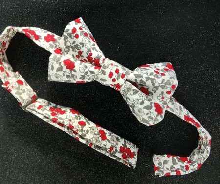 nœud papillon enfant – adolescent – fait main – fleurs rouges et grises nœud papillon enfant – adolescent – fait main – fleurs rouges et grises