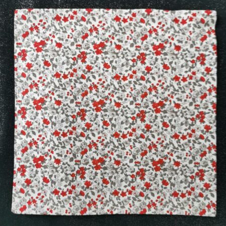 Pochette adulte – motif fleurs rouges et grises Pochette adulte – motif fleurs rouges et grises