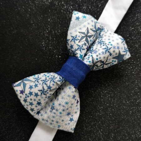 Nœud papillon enfant – Liberty étoiles bleues Nœud papillon enfant – Liberty étoiles bleues