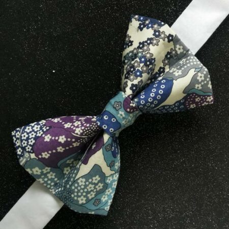 Nœud papillon adulte – Liberty fleurs – bleu et violet Nœud papillon adulte – Liberty fleurs – bleu et violet