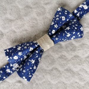 Nœud papillon adulte - fleurs bleues marines style liberty lin