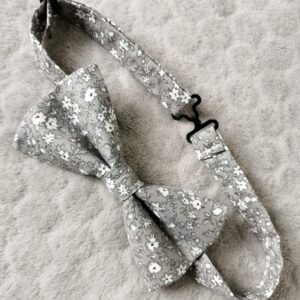 Nœud papillon adulte - fleurs blanches sur fond gris - mariage