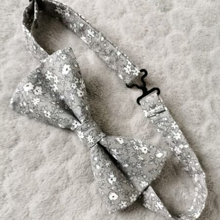 Nœud papillon adulte – fleurs blanches sur fond gris – mariage