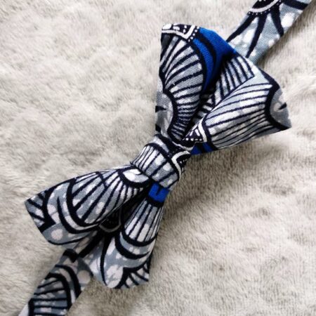 Nœud papillon enfant – wax fleurs de mariage – bleu et gris Nœud papillon enfant – wax fleurs de mariage – bleu et gris