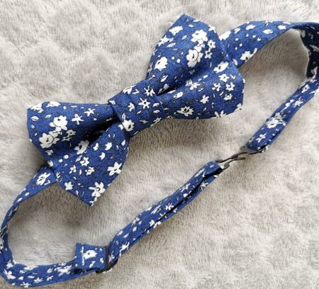 Nœud papillon ado – fleurs bleues marines