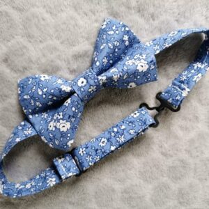 Nœud papillon enfant – Motif fleurs de style liberty – bleu